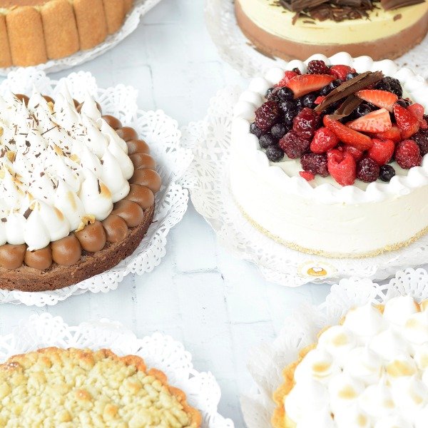 Mesa dulce con tortas y platos dulces